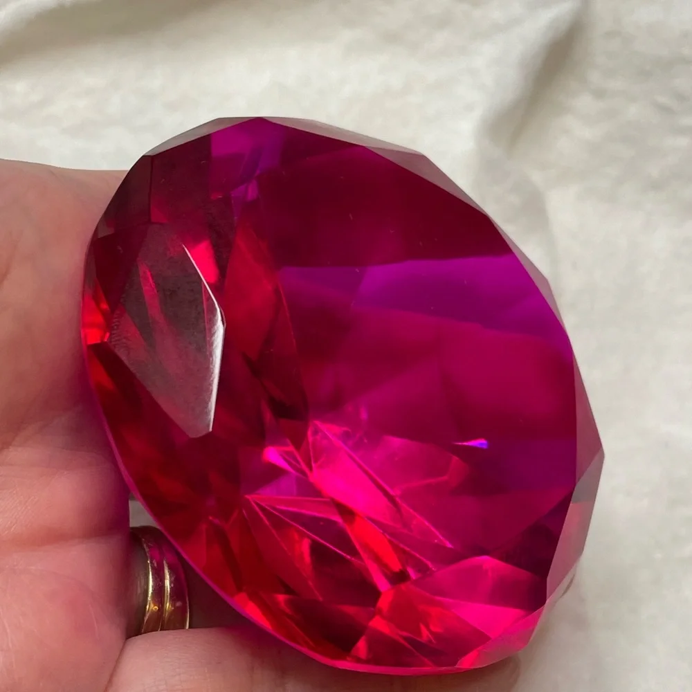 Large fuchsia hot pink diamond shaped crystal paperweight - Picture 4 of 5